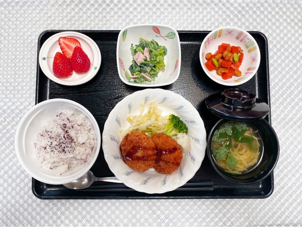 3月21日火曜日　春分の日　今日のお昼ごはんは、コロッケ・菜花のヨーグルト和え・コロコロ煮・お吸い物・くだものでした。