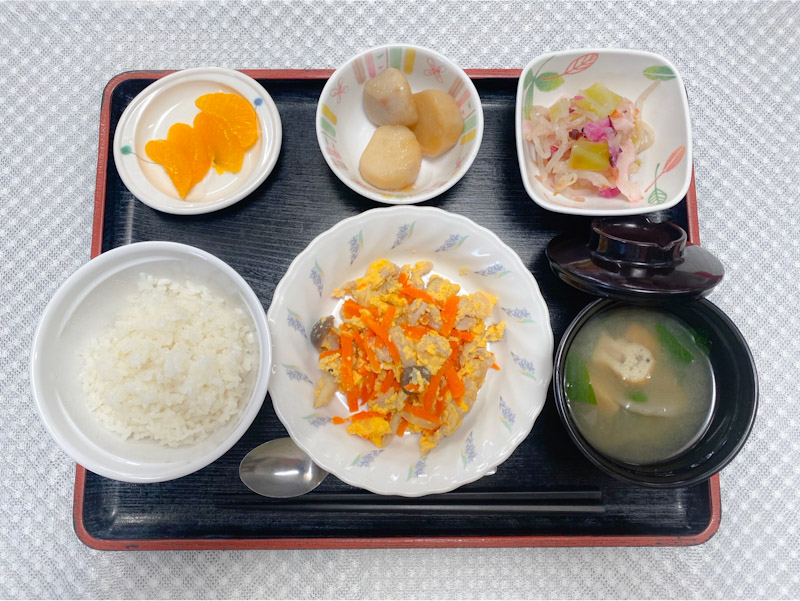 3月6日月曜日　きょうのお昼ごはんは、豚肉と人参の卵とじ　しば漬けおろし　里芋の煮ころがし　お味噌汁　くだものでした。