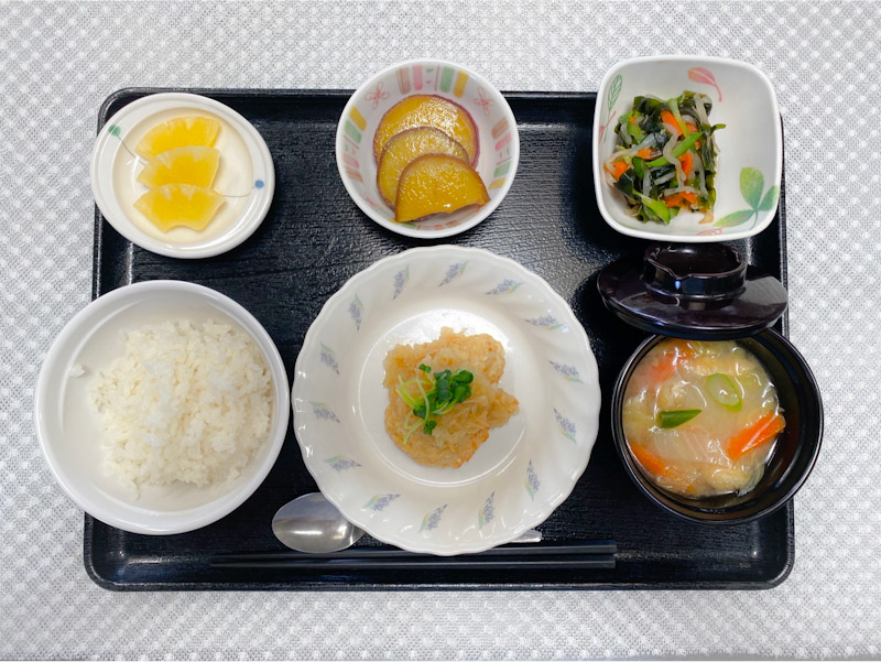 3月15日水曜日　きょうのお昼ごはんは、ふんわり豆腐ハンバーグ・わかめサラダ・おさつの甘辛煮・みそ汁・くだものでした。