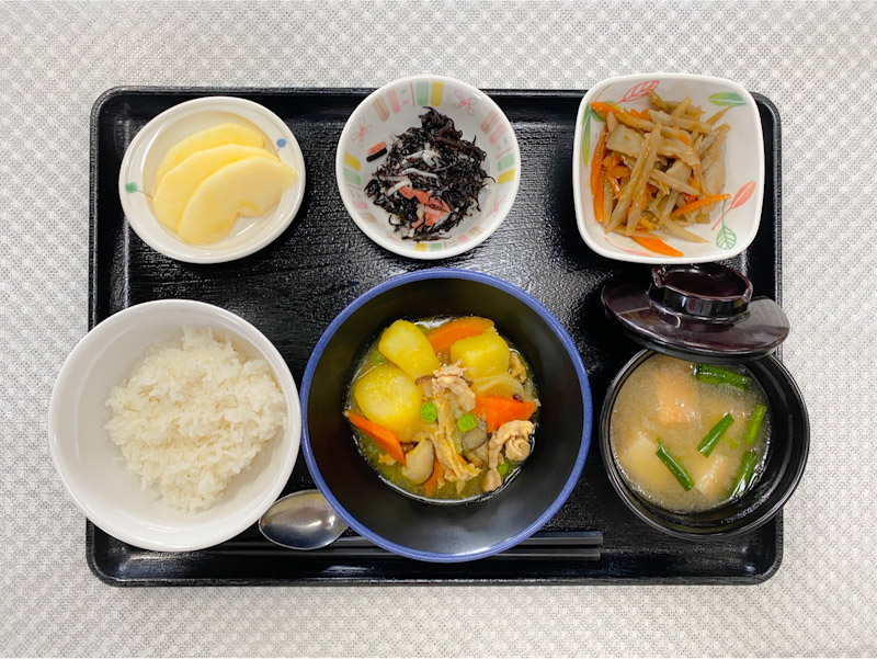 3月24日　金曜日　きょうのお昼ごはんは、カレー肉じゃが･根菜きんぴら・ひじきの酢の物･みそ汁･くだものでした。