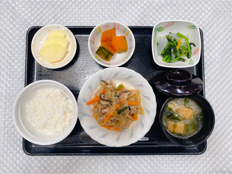 3月29日水曜日　きょうのお昼ごはんは、ブルコギ風・春菊と大根のお浸し・かぼちゃ煮・みそ汁・くだものでした。