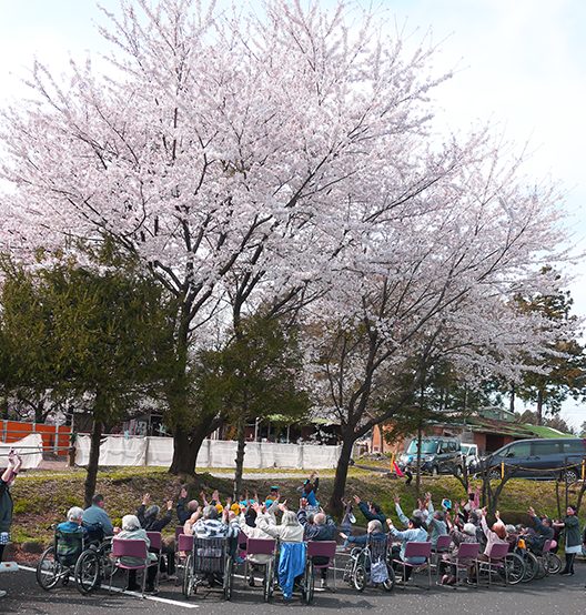 お花見は、こどもたちも駆けつけて