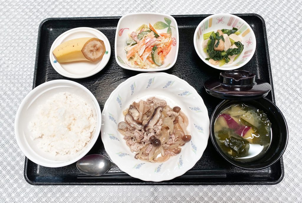 4月1日土曜日　きょうのお昼ごはんは、豚肉ときのこの炒め物・サラダ・高野豆腐の含め煮・みそ汁・くだものでした。