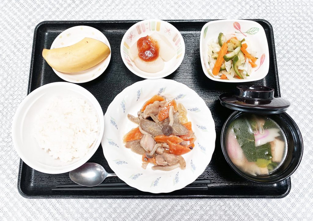 4月7日金曜日　きょうのお昼ごはんは、鶏肉とごぼうの照りマヨ炒め・ふろふき大根・浅漬け・みそ汁・くだものでした。