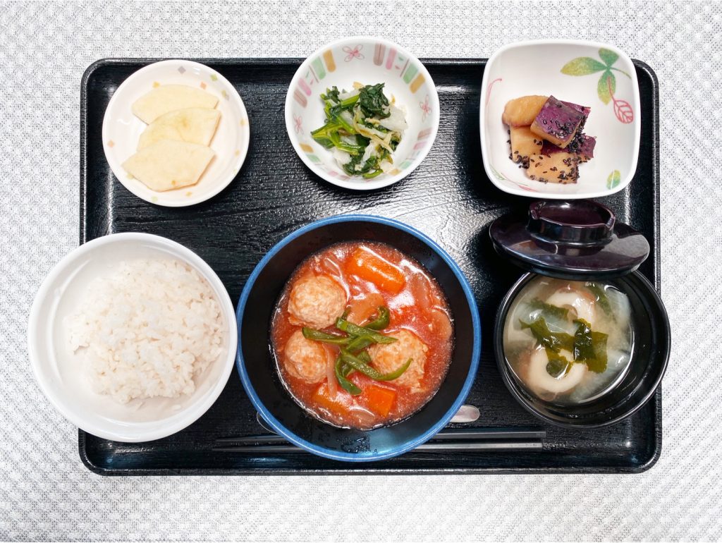 4月10日月曜日　きょうのお昼ごはんは、肉だんごのケチャップ煮・大学芋煮・生姜和え・みそ汁・くだものでした。
