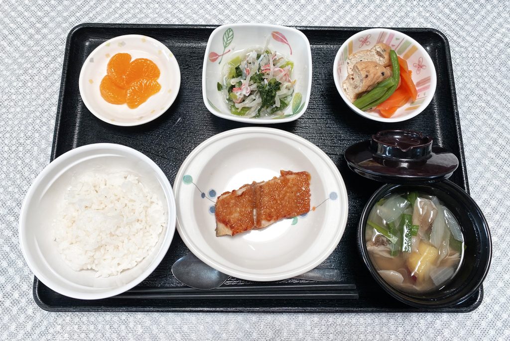 4月11日火曜日　きょうのお昼ごはんは、鰆の木の芽焼き・おろし和え・含め煮・みそ汁・くだものでした。