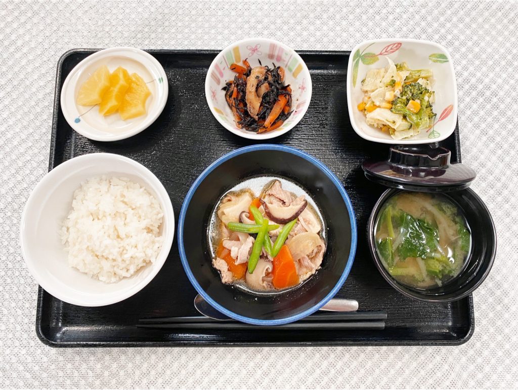 4月12日水曜日　きょうのお昼ごはんは、肉豆腐・みそマヨ和え・ひじき炒め・みそ汁・くだものでした。