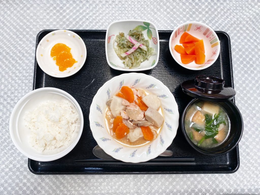 4月13日木曜日　きょうのお昼ごはんは、鶏肉と里芋のみそ煮込み・青のり和え・人参の薄甘煮・みそ汁・くだものでした。