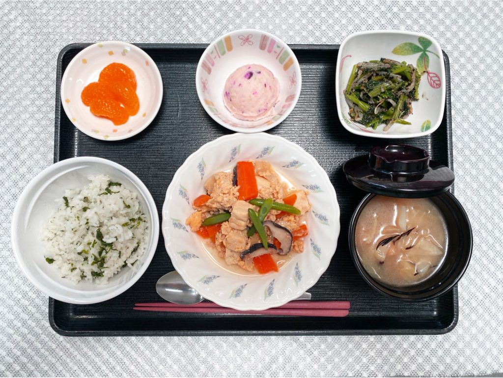 ４月１７日月曜日　きょうのお昼ごはんは、ツナと高野豆腐の卵とじ・ごま和え・しば漬けポテト・みそ汁・くだものでした。本日のごはんは、セリご飯でした。