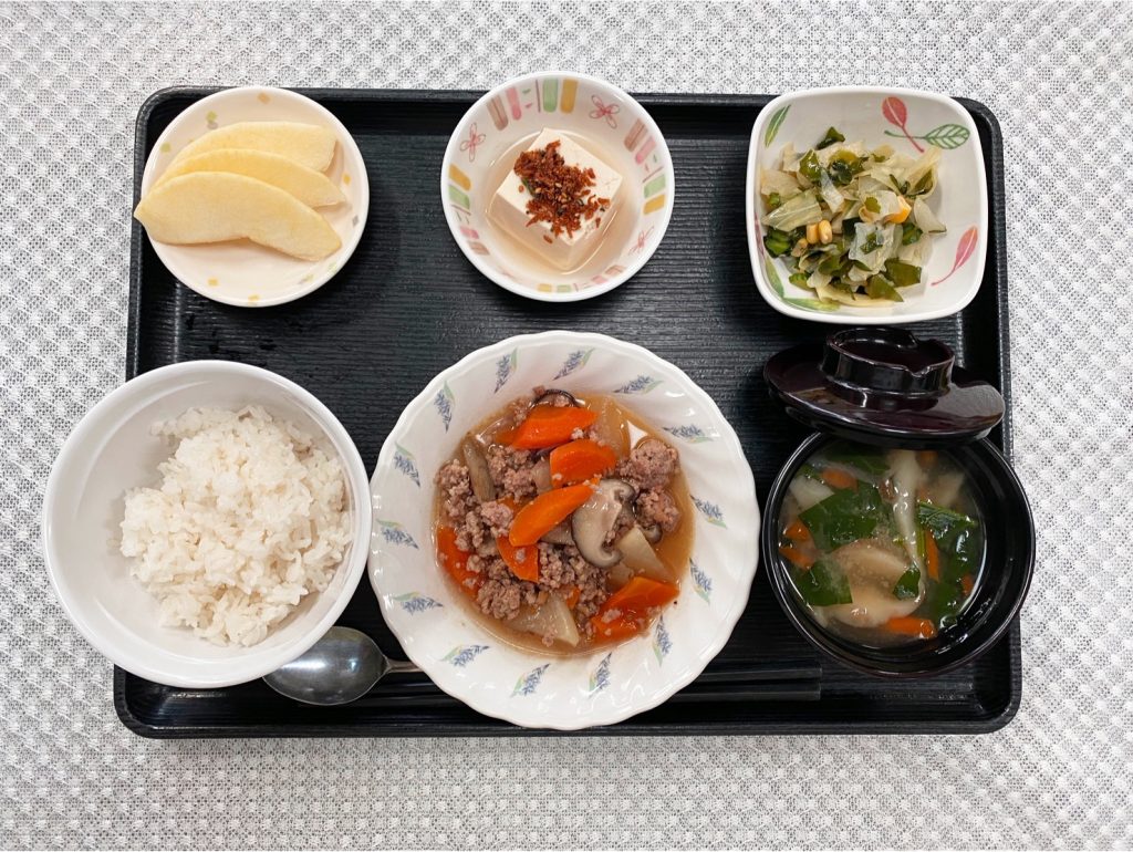 ４月18日火曜日　きょうのお昼ごはんは、根菜のそぼろ煮・和え物・ちりめん奴・みそ汁・くだものでした。