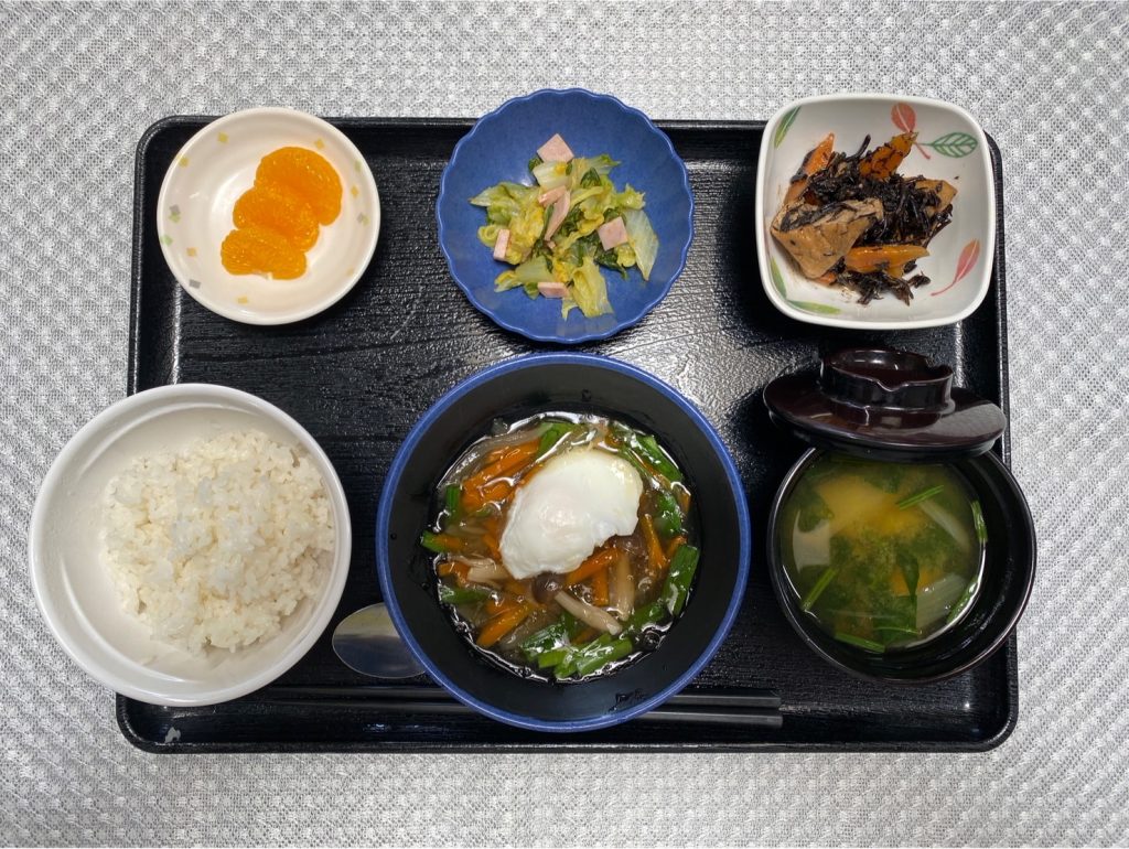 4月20日木曜日　きょうのお昼ごはんは、落とし卵の野菜あんかけ・ハムと白菜のカレー和え・煮物・みそ汁・くだものでした。