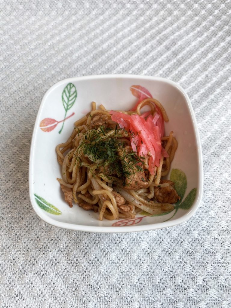 4月20日木曜日　きょうのおやつは、焼きそばでした。