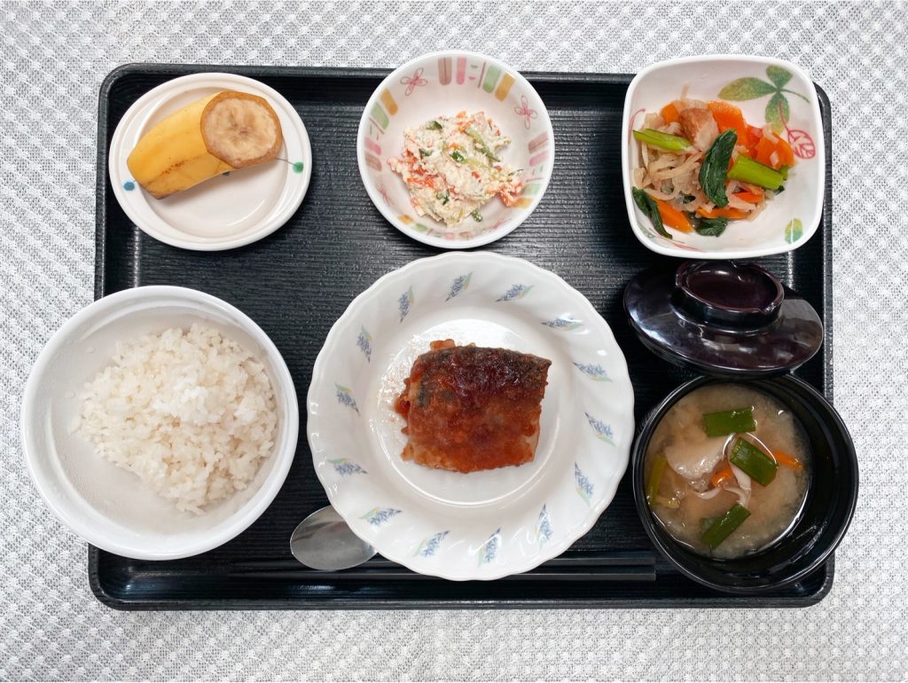 4月24日月曜日　きょうのお昼ごはんは、鯖の新玉ねぎ風味・おからサラダ・切り干し煮・みそ汁・くだものでした。