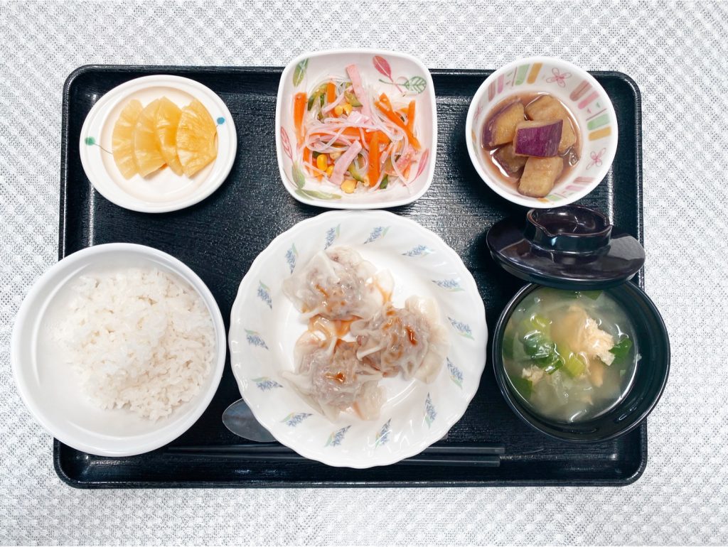 4月25日火曜日　今日のお昼ごはんは、シュウマイ・春雨サラダ・さつまいもの甘露煮・スープ・くだものでした。