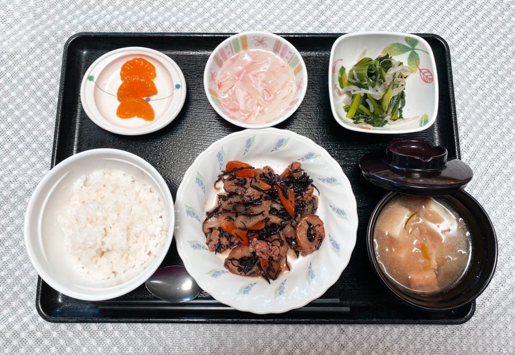 4月27日木曜日　今日のお昼ごはんは、磯炒め・和え物・大根のくずあん・みそ汁・くだものでした。