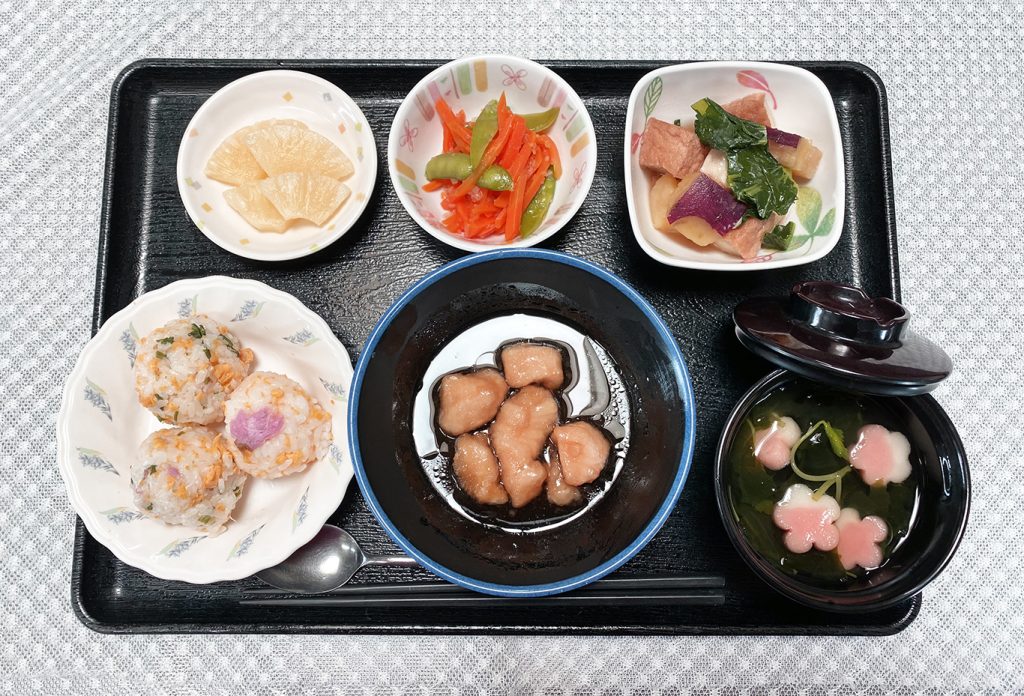 4月29日土曜日・昭和の日　きょうのお昼ごはんは、てまり寿司・鶏肉の揚げ煮・絹さやサラダ・含め煮・お吸い物・くだものでした。
