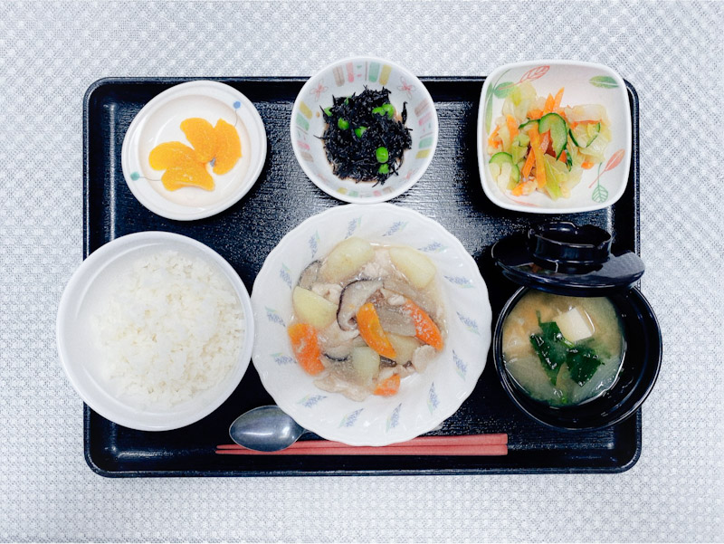 ４月３日月曜日　きょうのお昼ごはんは、吉野煮・天かす和え・ひじきの酢みそ和え・みそ汁・くだものでした。