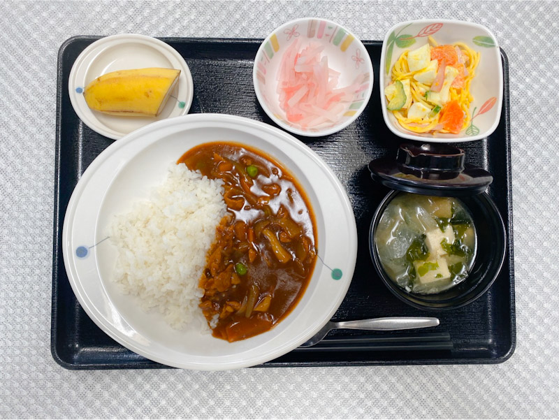 4月14日金曜日　きょうのお昼ごはんは、ハヤシライス・ゆで卵サラダ・紅生姜和え・みそ汁・くだものでした。