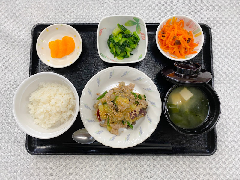 4月15日土曜日　きょうのお昼ごはんは、豚肉とさつまいもの香味みそ炒め・からし和え・キャロットラペ・みそ汁・くだものでした。