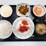 5月10日水曜日　きょうのお昼ごはんは、メカジキの梅肉あんかけ・わかめサラダ・ミルクポテト・みそ汁・くだものでした。