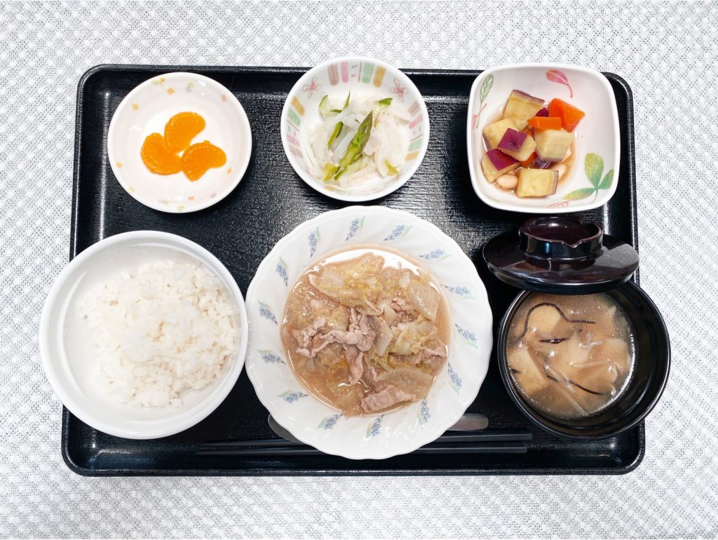 5月11日木曜日　きょうのお昼ごはんは、豚肉とキャベツのごま煮・サラダ・コロコロ煮・みそ汁・くだものでした。