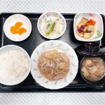 5月11日木曜日　きょうのお昼ごはんは、豚肉とキャベツのごま煮・サラダ・コロコロ煮・みそ汁・くだものでした。