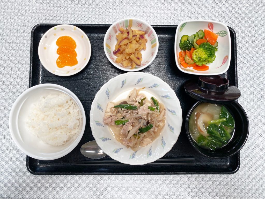 5月16日火曜日　きょうのお昼ごはんは、豚肉ともやしのチャンプルー・生姜和え・おさつきんぴら・みそ汁・くだものでした。