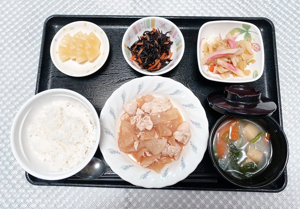 5月17日水曜日　きょうのお昼ごはんは、鶏肉と大根の甘みそ煮・ひじきと人参のサラダ・炒め物・みそ汁・くだものでした。