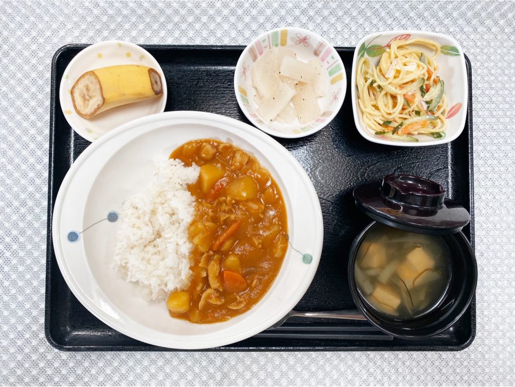 5月20日土曜日　きょうのお昼ごはんは、カレーライス・スパゲッティサラダ・レモン大根・スープ・くだものでした。