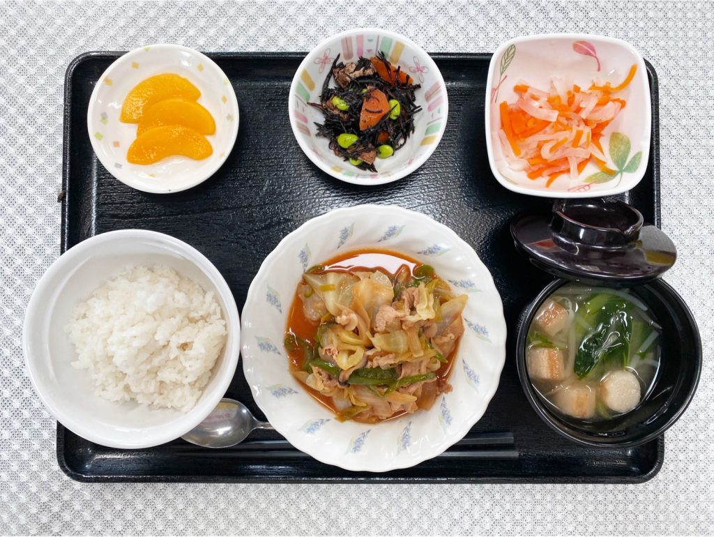 ５月22日月曜日　きょうのお昼ごはんは、回鍋肉風・なます・含め煮・みそ汁・くだものでした。