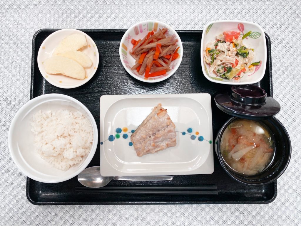 5月25日木曜日　きょうのお昼ごはんは、鰆の粕漬け焼き・和風コールスロー・きんぴら・みそ汁・くだものでした。