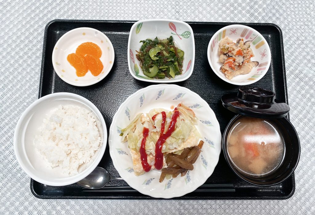 5月27日土曜日　きょうのお昼ごはんは、鶏挽肉とキャベツの重ね蒸し・もずく和え・炒りおから・みそ汁・くだものでした。