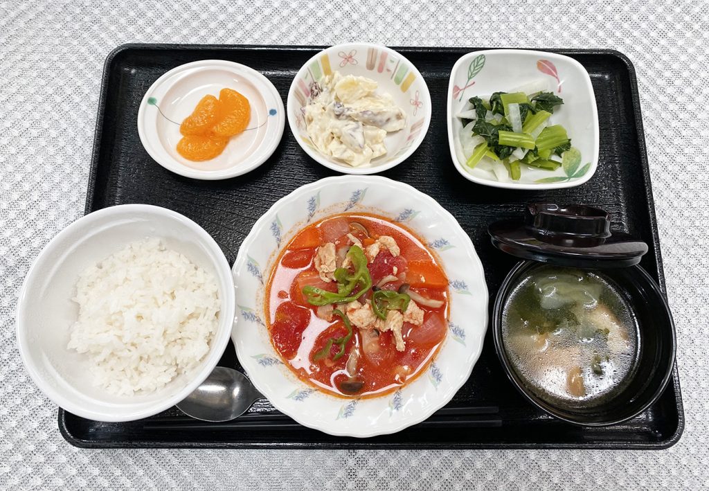 5月29日月曜日　きょうのお昼ごはんは、鶏肉のトマト煮・甘ずっぱおさつサラダ・生姜和え・みそ汁・くだものでした。