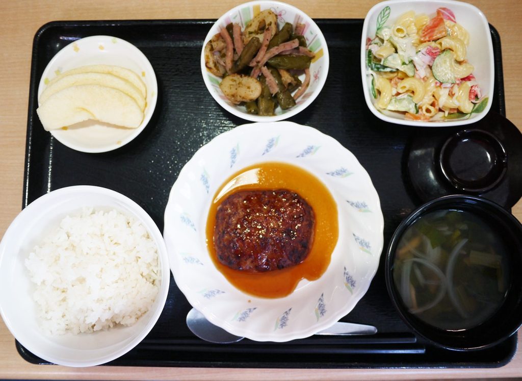 5月6日土曜日　きょうのお昼ごはんは、ハンバーグ・マカロニサラダ・青のり和え・スープ・くだものでした。