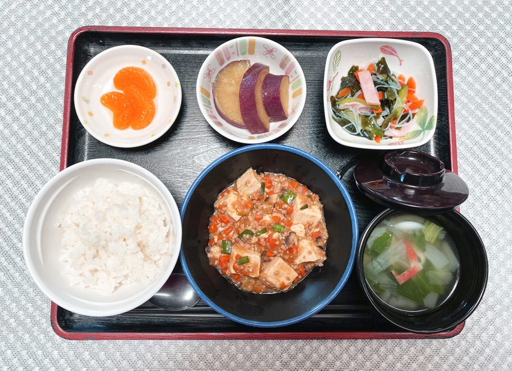 5月24日水曜日　きょうのお昼ごはんは、麻婆豆腐・春雨の酢の物・さつまいもの甘露煮・スープ・くだものでした。
