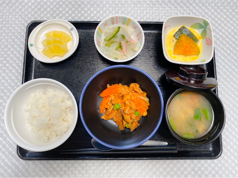 5月2日火曜日　きょうのお昼ごはんは、ポークチャップ・大根サラダ・かぼちゃミルク煮・みそ汁・くだものでした。