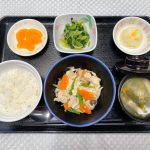 5月9日火曜日　きょうのお昼ごはんは、炒り豆腐・青菜和え・じゃがいもの甘辛炒め・みそ汁・くだものでした。