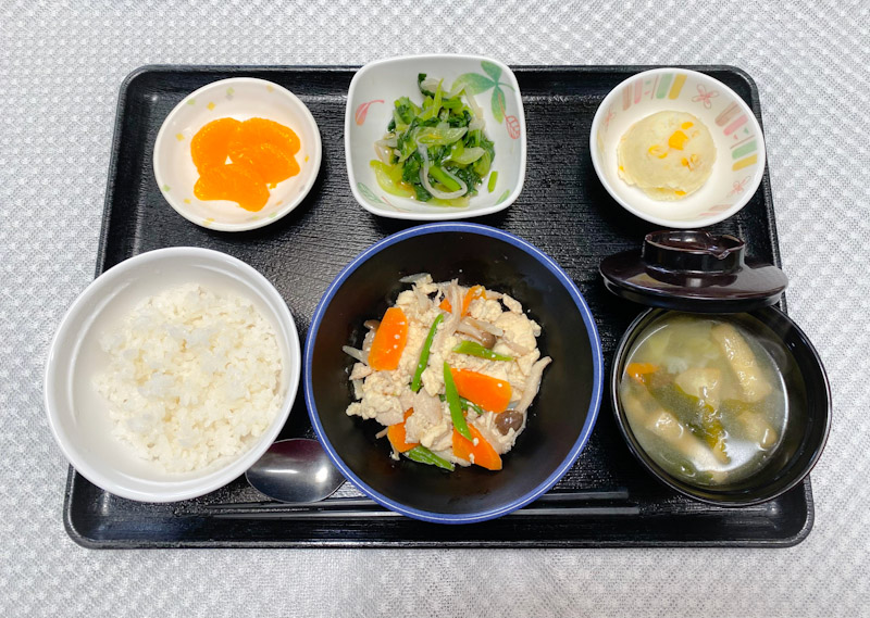 5月9日火曜日　きょうのお昼ごはんは、炒り豆腐・青菜和え・じゃがいもの甘辛炒め・みそ汁・くだものでした。