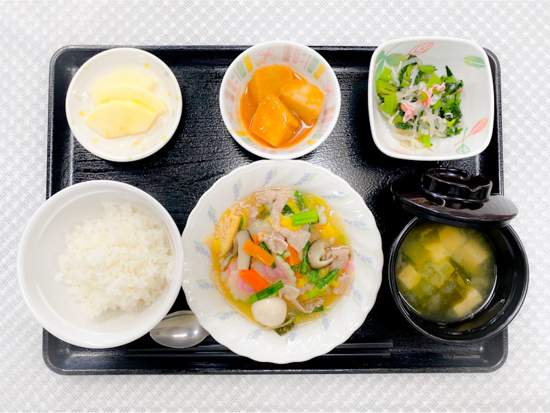 5月15日月曜日　きょうのお昼ごはんは、八宝菜・おろし和え・里芋煮・みそ汁・くだものでした。