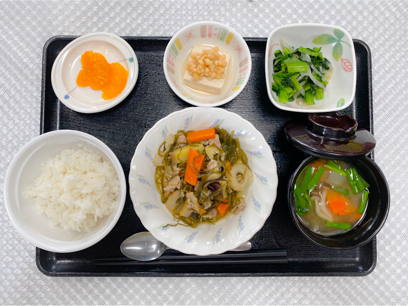 5月26日金曜日　きょうのお昼ごはんは、豚肉と切り昆布の炒め物・青菜のからし和え・煮奴・みそ汁・くだものでした。