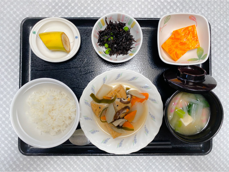 5月30日火曜日　きょうのお昼ごはんは、がんもと根菜の含め煮・酢みそ和え・卵焼き・みそ汁・くだものでした。