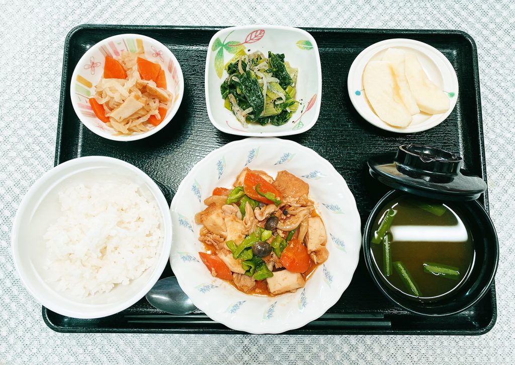 ６月１日木曜日　きょうのお昼ごはんは、豚肉と厚揚げのみそ炒め・切り干し煮・ごま和え・みそ汁・くだものでした。