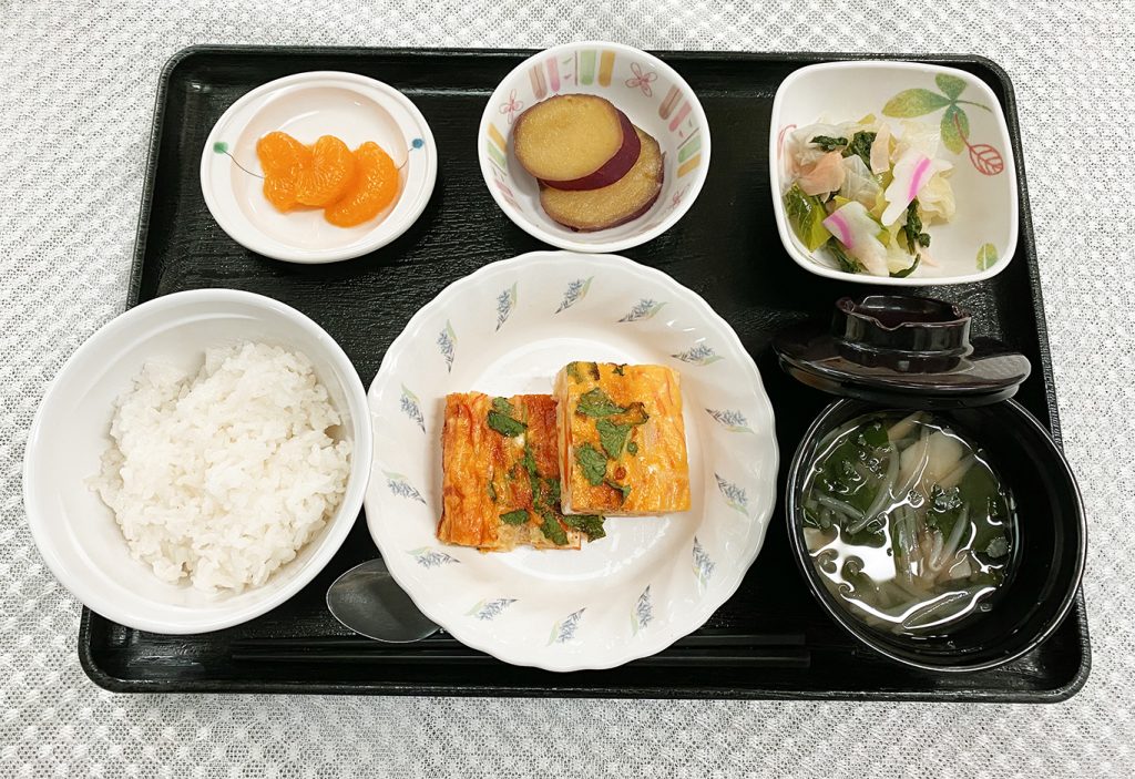 ６月２日金曜日　きょうのお昼ごはんは、千草焼き・甘酢和え・さつまいも焼き・みそ汁・くだものでした。