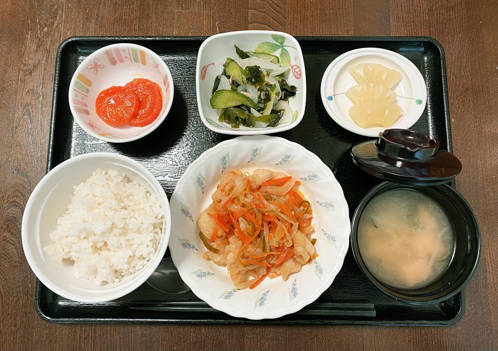 ６月３日土曜日　きょうのお昼ごはんは、鶏肉の南蛮漬け風・わかめサラダ・レモンバター人参・みそ汁・くだものでした。