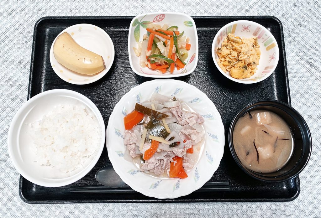 ６月５日月曜日　きょうのお昼ごはんは、和風ポトフ・天かす和え・高菜の炒り卵・みそ汁・くだものでした。