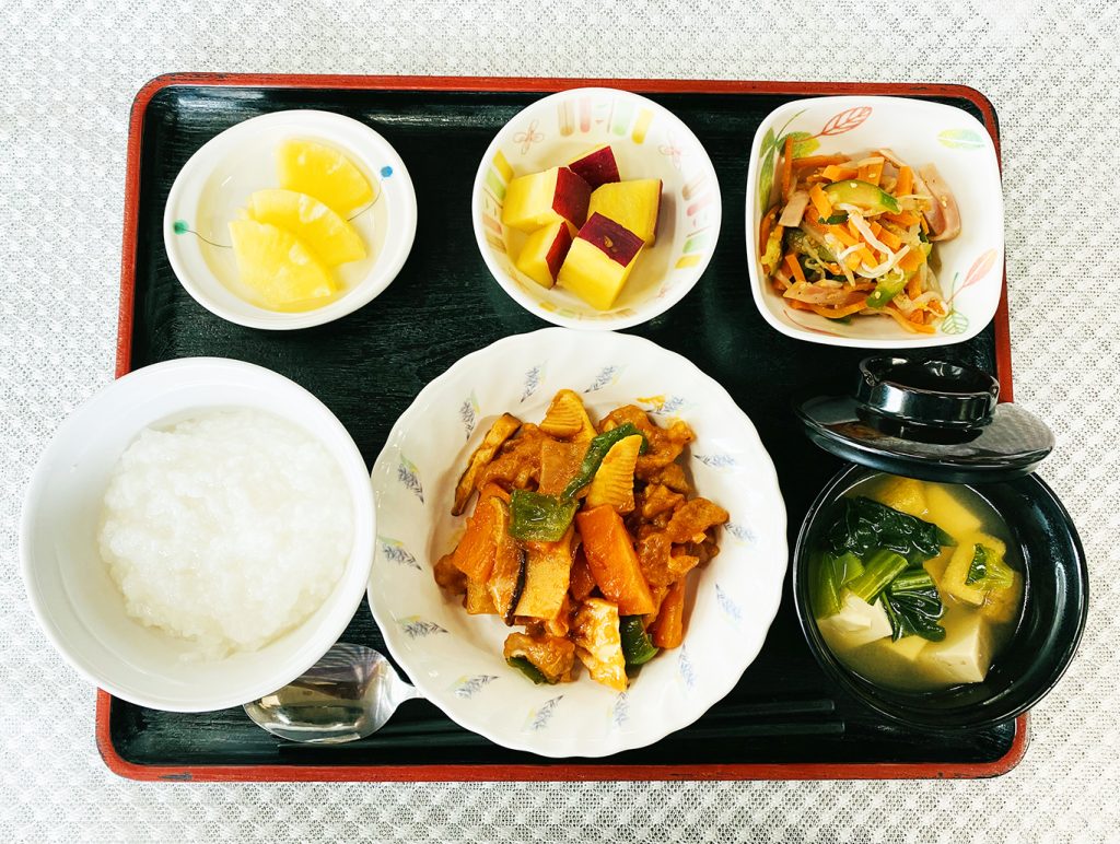 ６月６日火曜日　きょうのお昼ごはんは、酢豚・中華サラダ・さつまいものレモン煮・みそ汁・くだものでした。