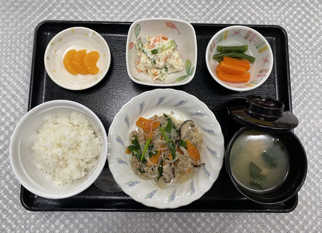 ６月８日木曜日　きょうのお昼ごはんは、挽肉と春雨の中華和え・おからサラダ・だし漬け・みそ汁・くだものでした。