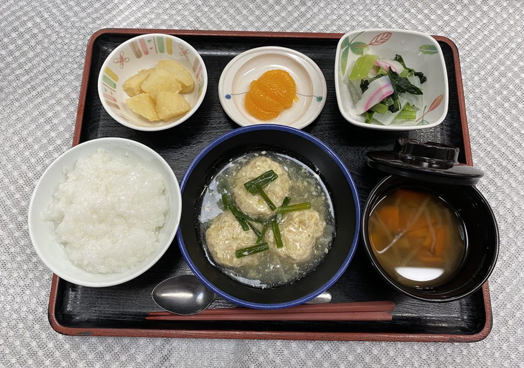 ６月９日金曜日　きょうのお昼ごはんは、鶏キャベツだんご・生姜和え・新じゃがのバターじょうゆ・みそ汁・くだものでした。