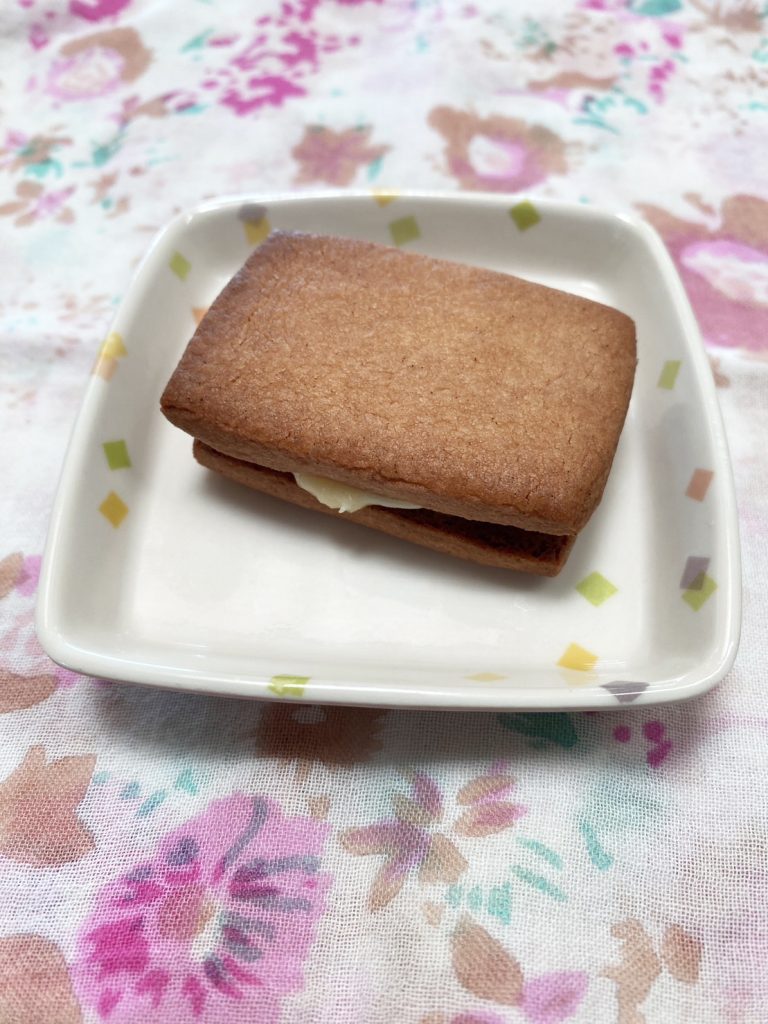 6月17日土曜日　きょうのおやつは、レーズンバターサンド（北海道のお菓子）でした。