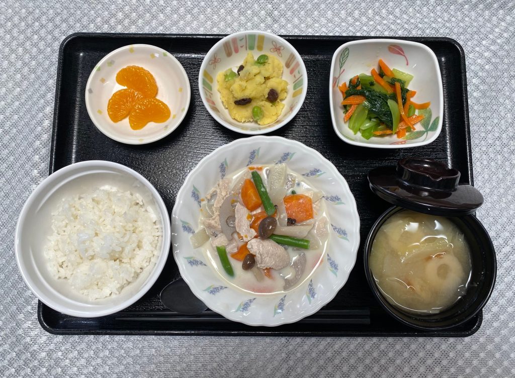 6月19日月曜日　きょうのお昼ごはんは、豆乳煮・おさつサラダ・青菜の炒め物・みそ汁・くだものでした。